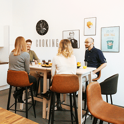 Community_1-1-min Junge Menschen als Gruppe in der Küche