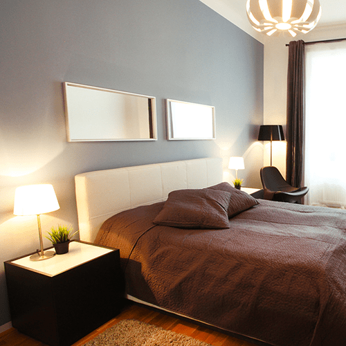 Gemütliches Schlafzimmer mit hellblauer Wand